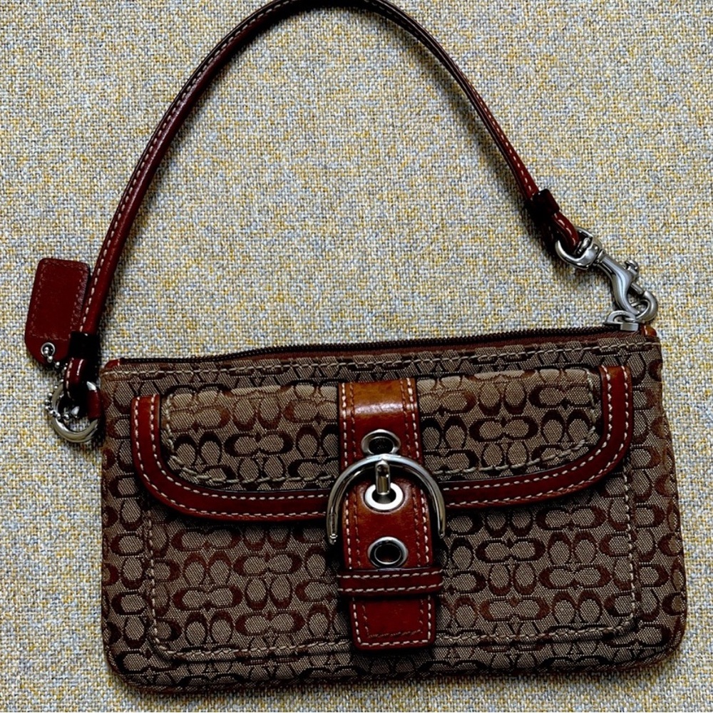COACH 💕 EUC SoHo Y2K Vintage Signature Mini "C"s Front Flap Wristlet